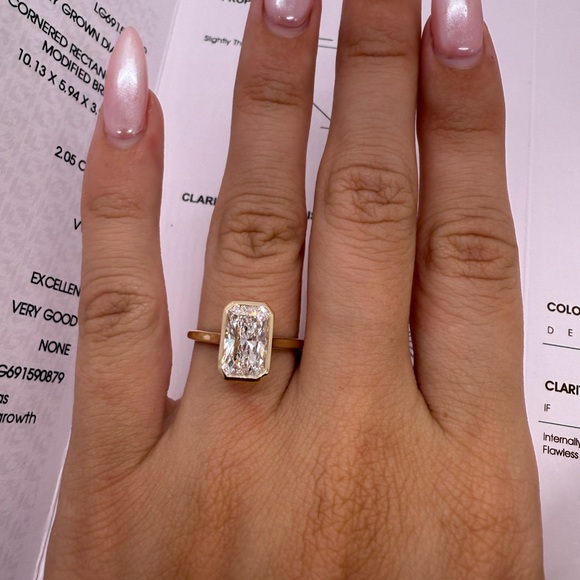 2.05 carat d VVS2 radiant cut lab diamond bezel solitaire engagement ring - Picture 6 of 10